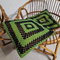 0 coussins crochets noirs et verts