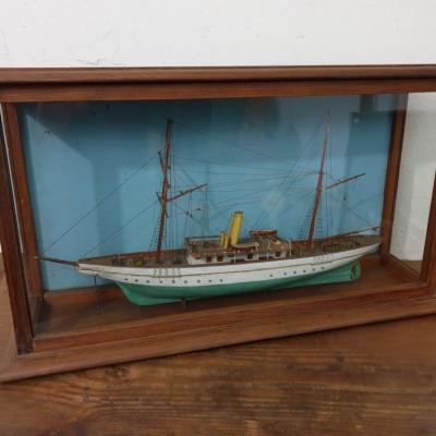 0 maquette vitrine de bateau
