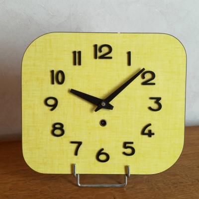 0 pendule formica jaune