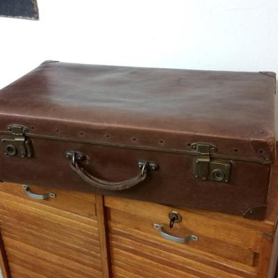 0 valise en bois recouvert