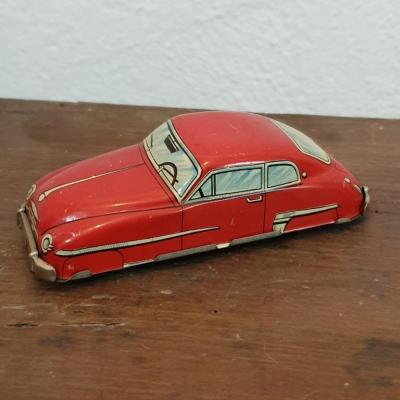 0 voiture en tole rouge 1
