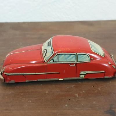 00 voiture en tole rouge