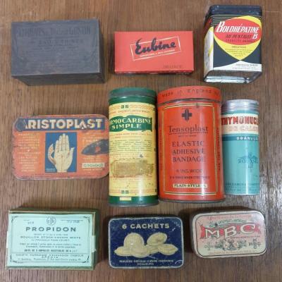 01 boites de medicaments en metal