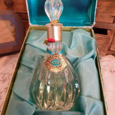 01 flacon et coffret d eau de cologne 4711