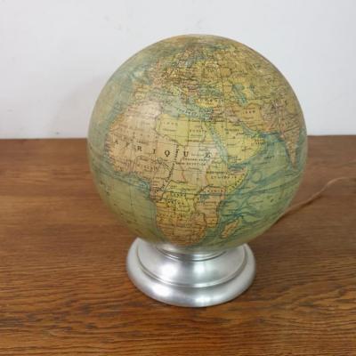 01 globe terrestre lumineux anonyme