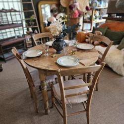 Table et chaises de campagne