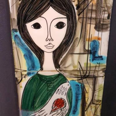 01 tableau ceramique femme a la colombe