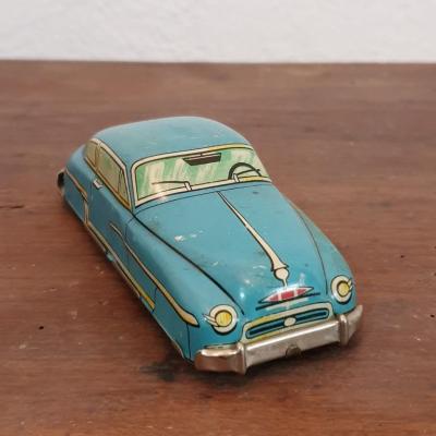 01 voiture en tole bleue
