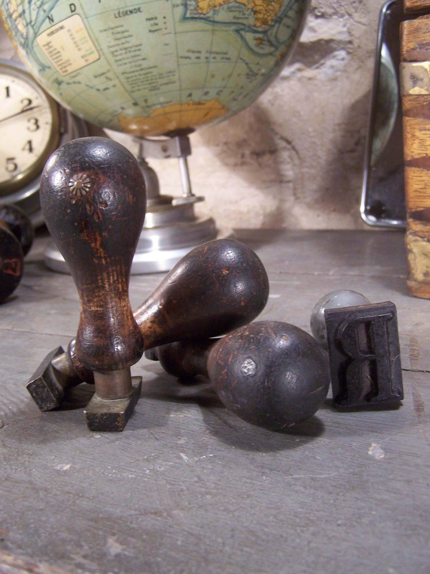 Anciens tampons encreurs de courrier