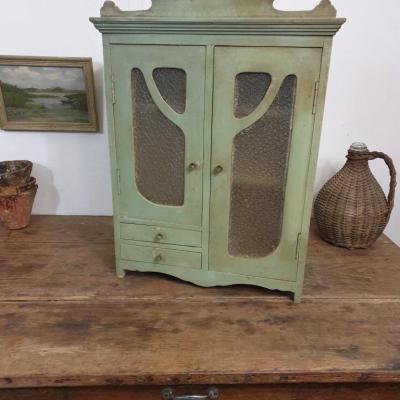 1 armoire verte art nouveau