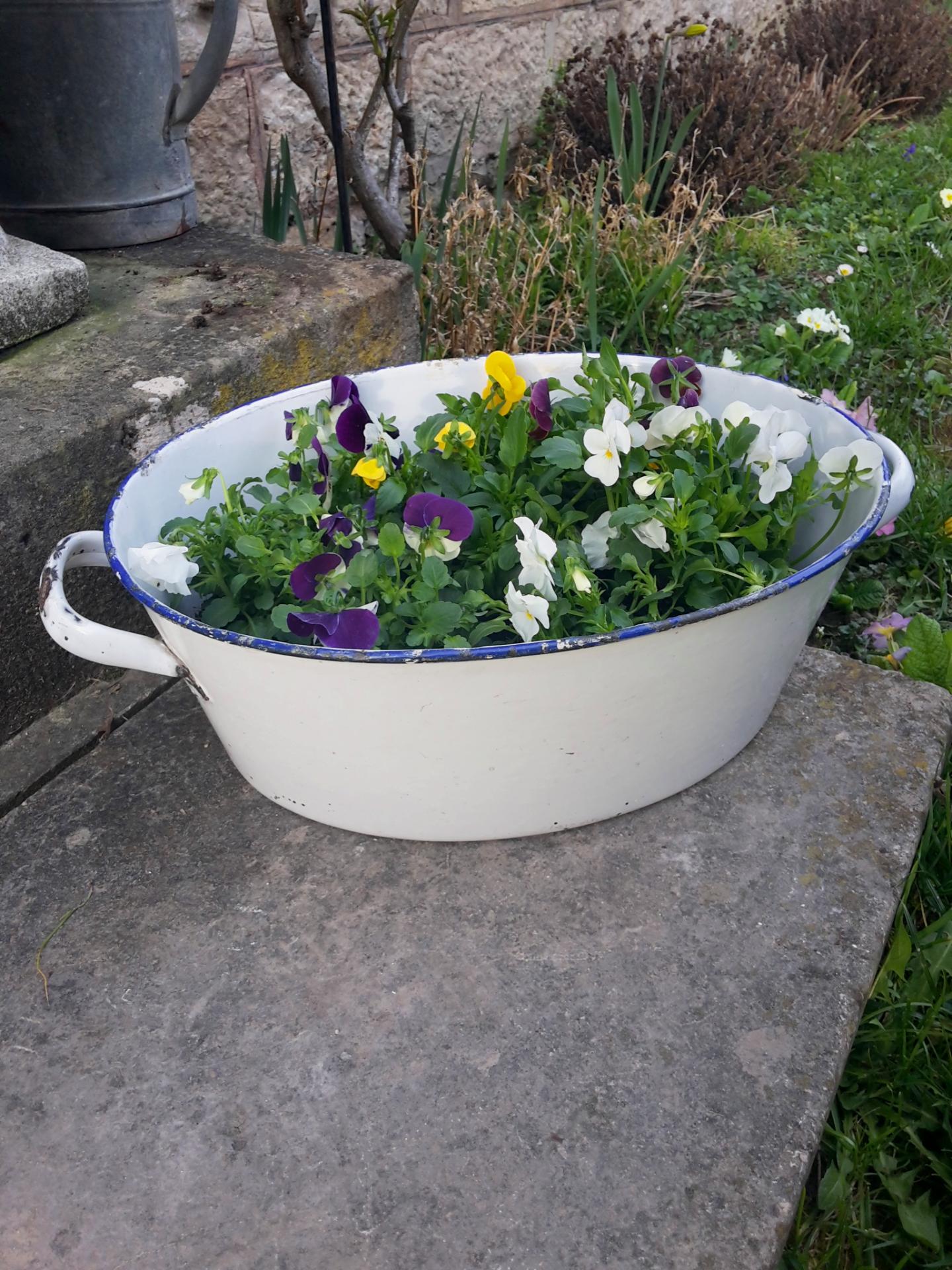 1 bassine blanche emaillee