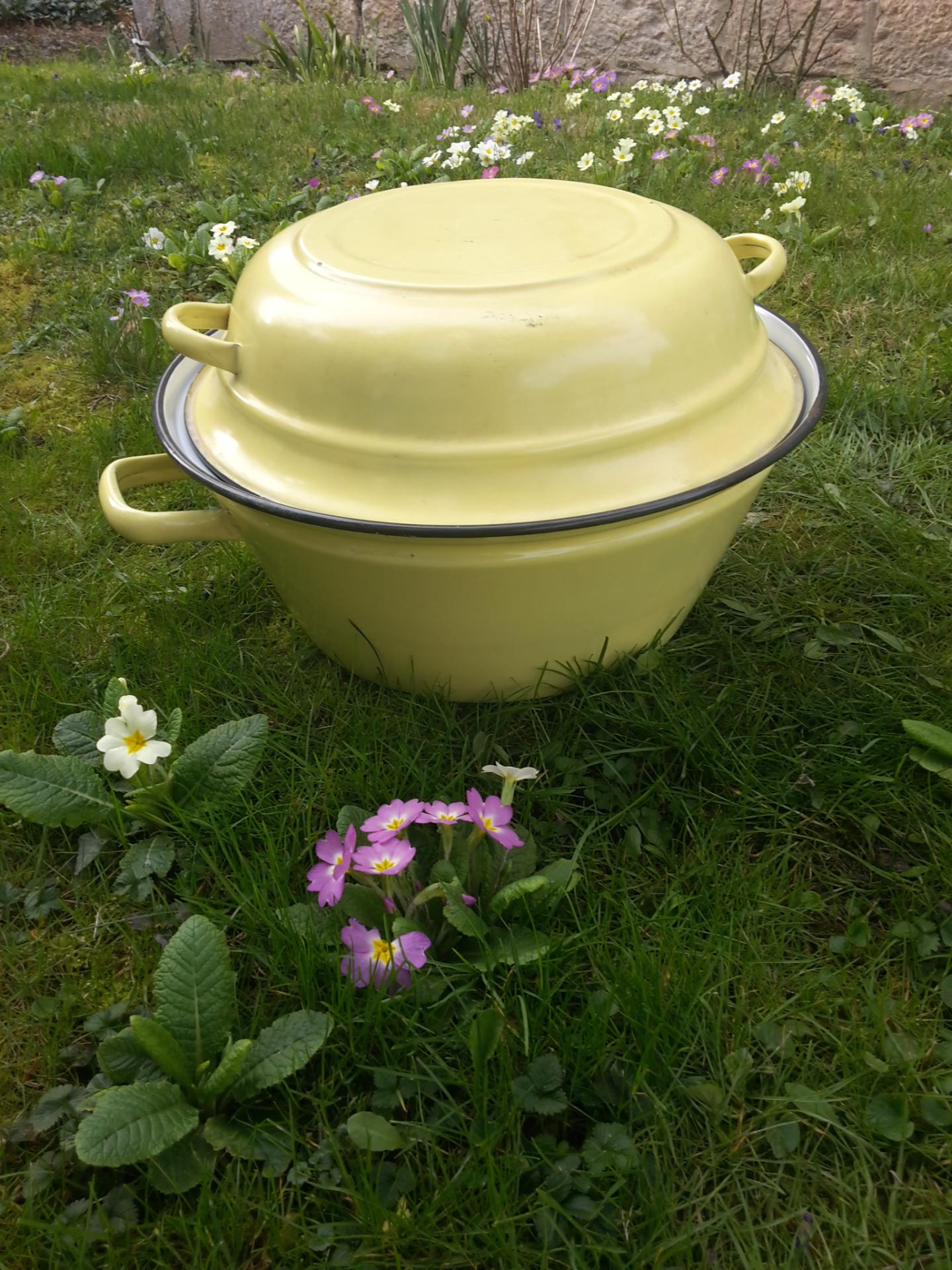 1 bassine emaillee jaune