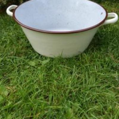 1 bassine emaillee
