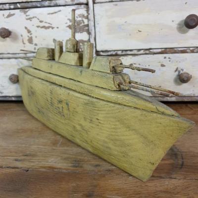 1 bateau navire de guerre naif