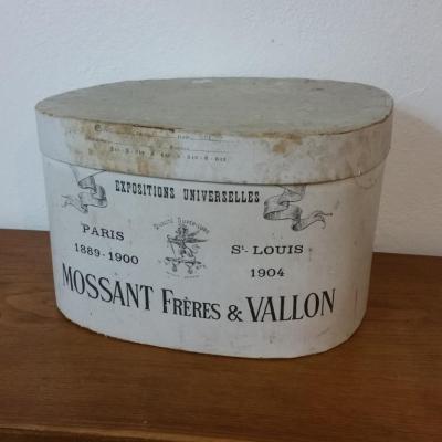 1 boite a chapeau blanche mossant