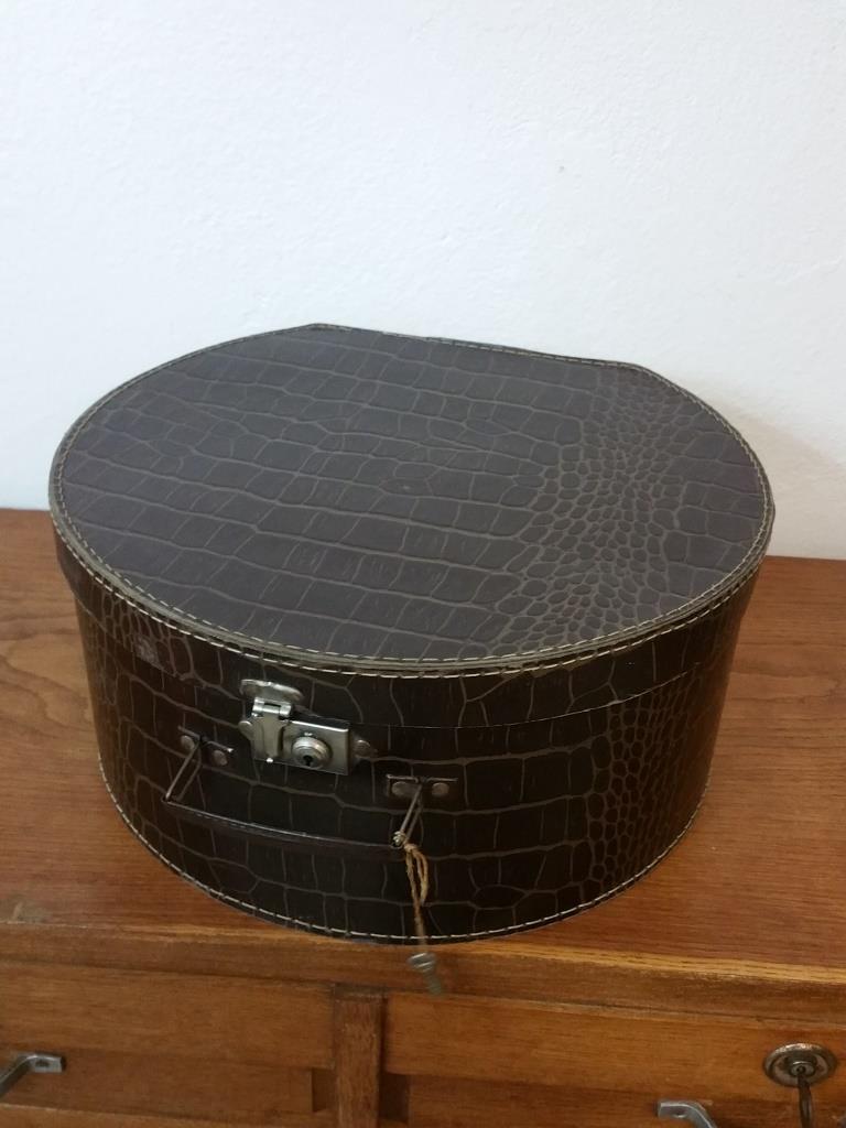 1 boite a chapeau crocodile