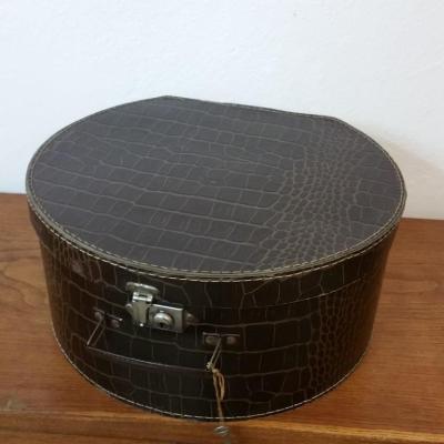 1 boite a chapeau crocodile
