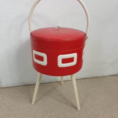 1 boite a couture rouge et blanc