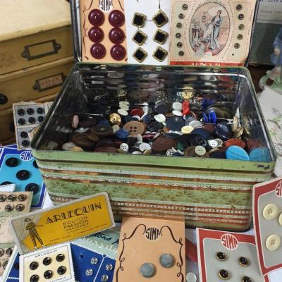 1 boite de boutons anciens