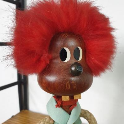 1 bonhomme aux cheveux rouges