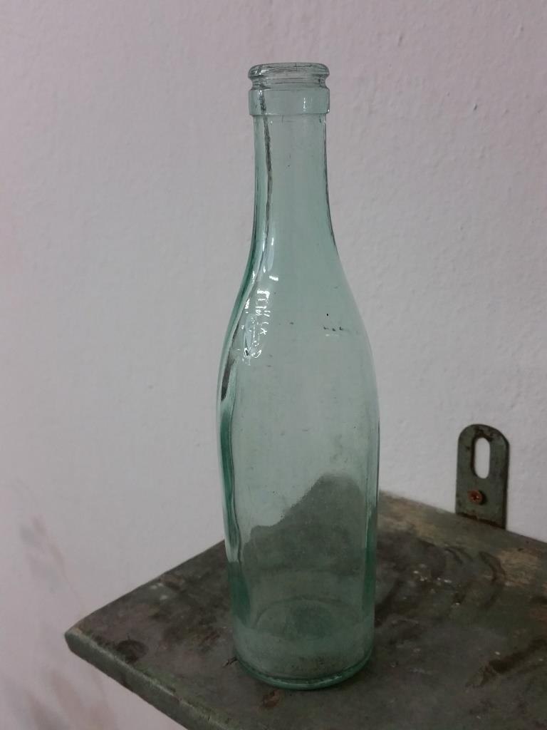 1 bouteille en verre vittel