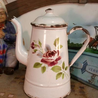 1 cafetiere emaille blanche avec rose