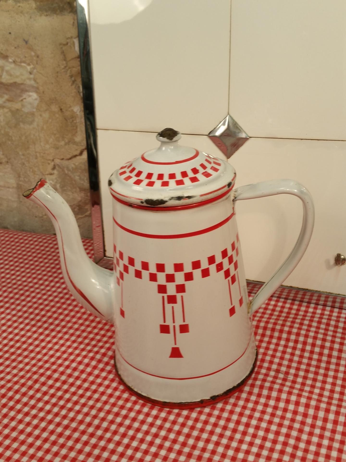 1 cafetiere emaillee blanche et rouge