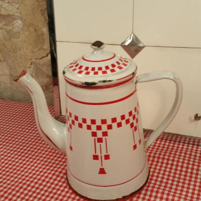 1 cafetiere emaillee blanche et rouge