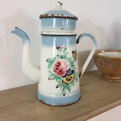 1 cafetiere emaillee bleu ciel et fleurs