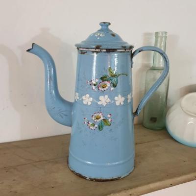 1 cafetiere emaillee bleue frise blanche de fleurs