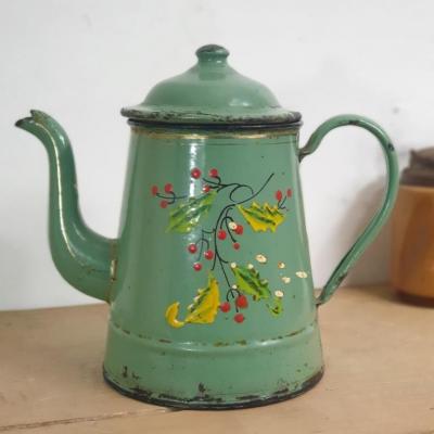 1 cafetiere emaillee verte avec houx