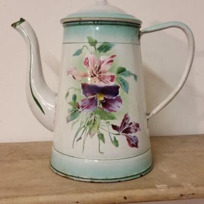 1 cafetiere emaillee verte et fleurs