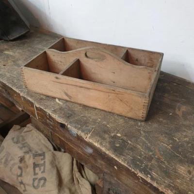 1 caisse a outils en bois avec poignee