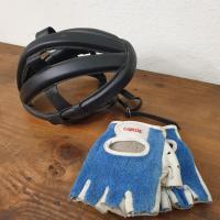 1 casque et gants de cycliste