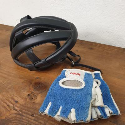 1 casque et gants de cycliste