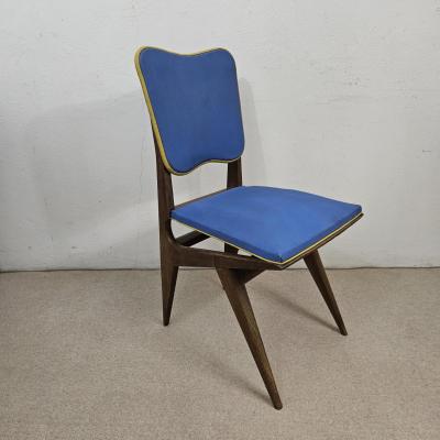 1 chaise bleue