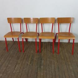 Chaises d'école rouges