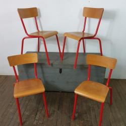 Chaises d'école rouges