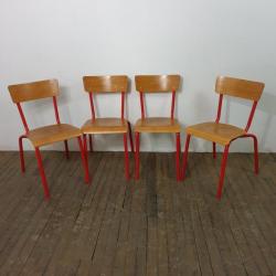 Chaises d'école rouges