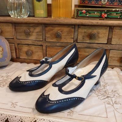 1 chaussures femme blanche et bleu a bride