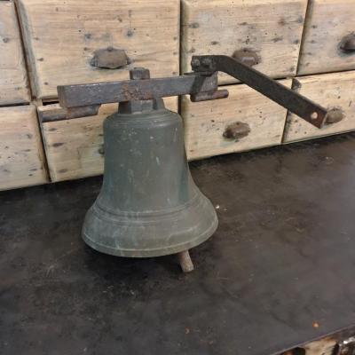 1 cloche de presbitere