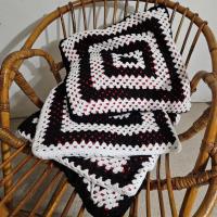 1 coussins au crochet noirs et blancs