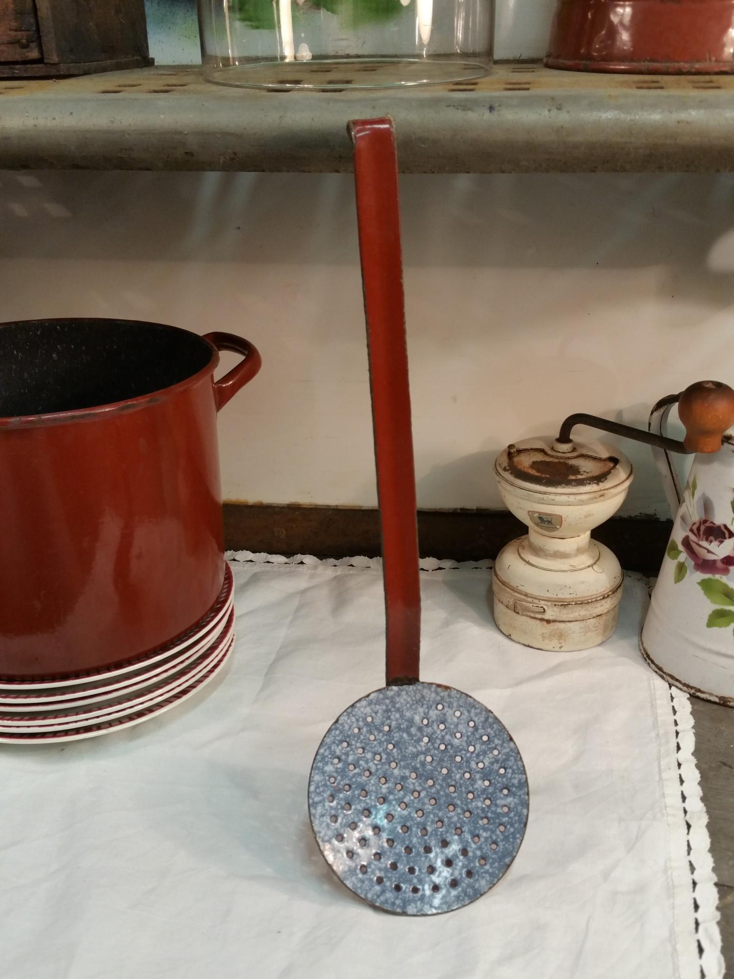 1 ecumoir emaille marron