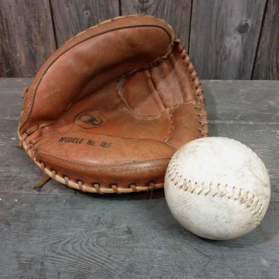 1 gant et balle de base ball