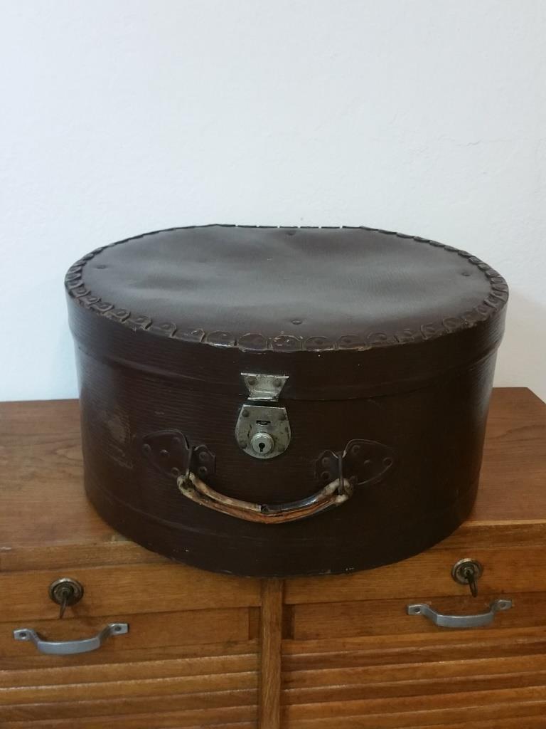 1 grande boite a chapeau marron
