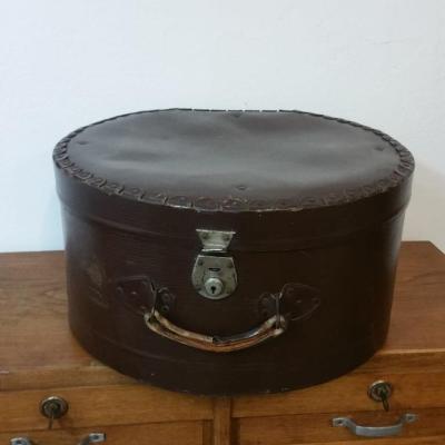 1 grande boite a chapeau marron