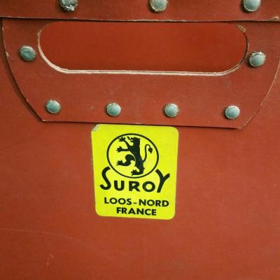 1 grande caisse suroy