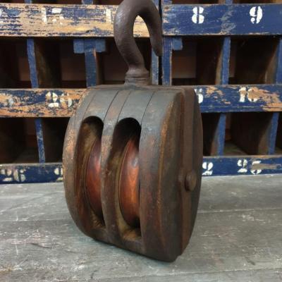 1 grande poulie de bateau