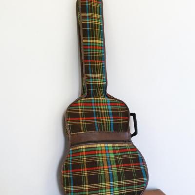 1 housse de guitare tissu ecossais