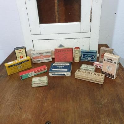 1 lot de boites en carton de medicaments